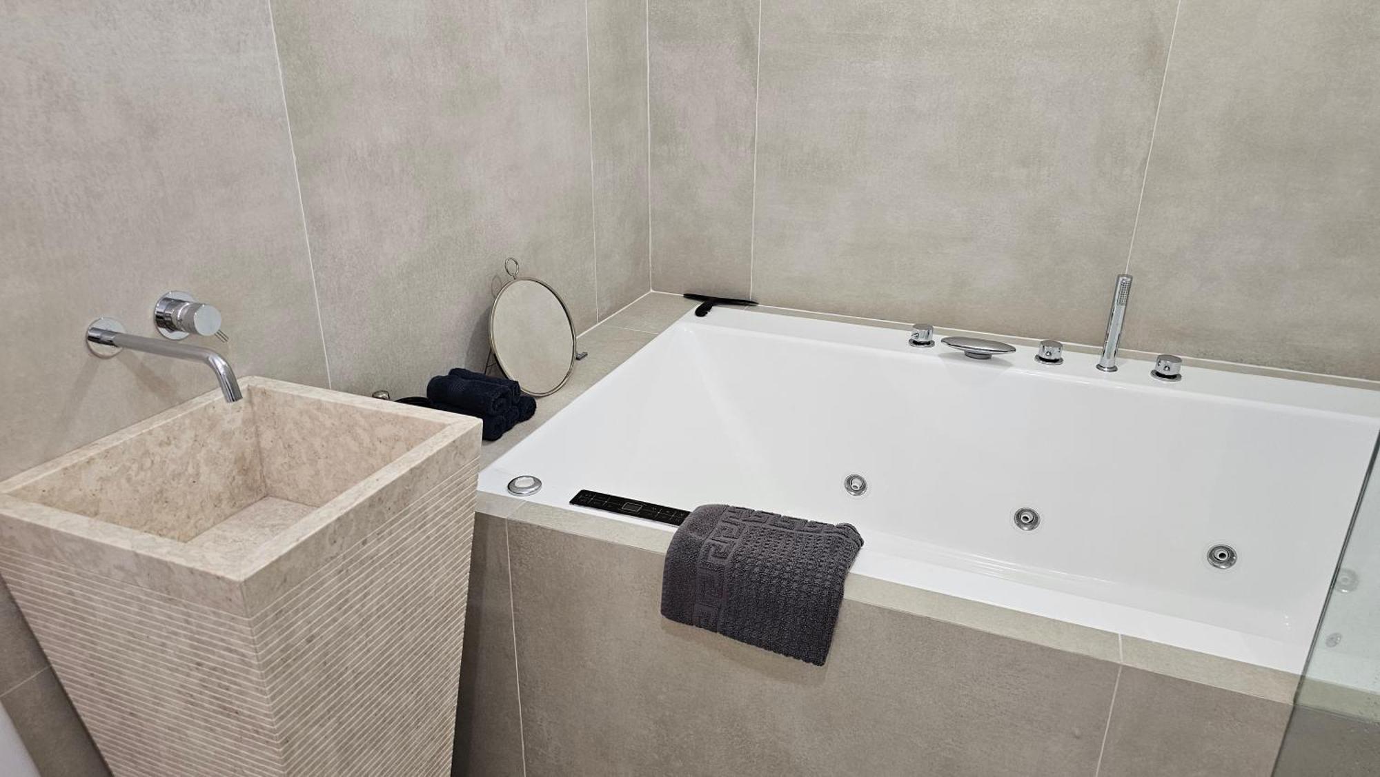 Oasis Jacuzzi Retreat Apartment Marbella Exterior photo
